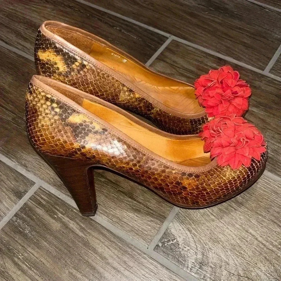 Chie Mihara Shoes - Chie Mihara leather heels with flower toe